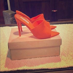 Orange cape robbin heals